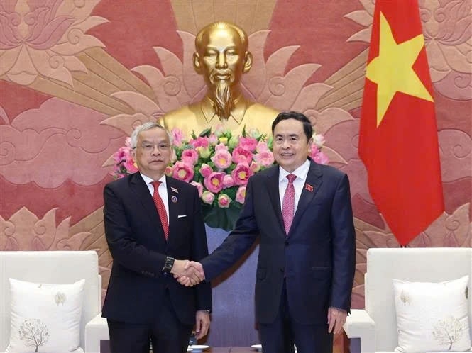 Top legislator receives Lao NA Vice Chairman in Hanoi